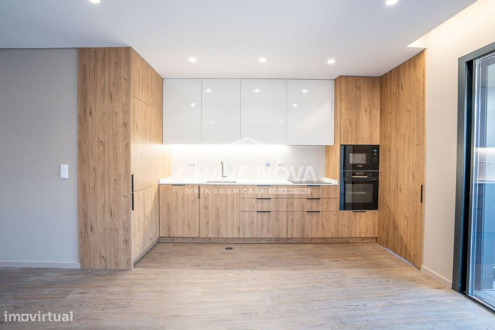 Apartamento para Arrendar T3 Novo, com Terraço, Vista Mar, no Empre...