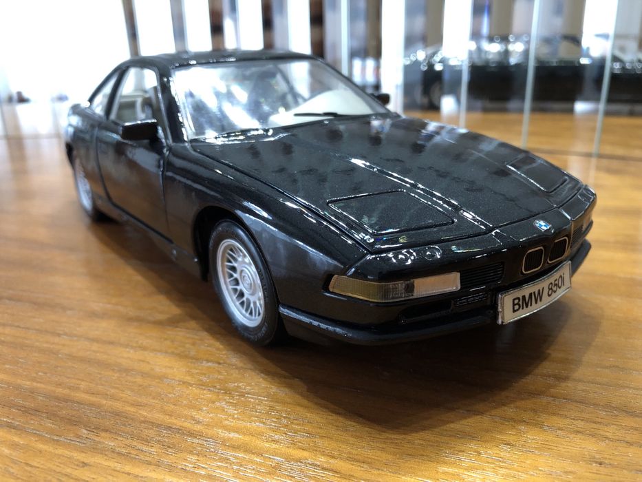 Model BMW 850i w skali 1/18