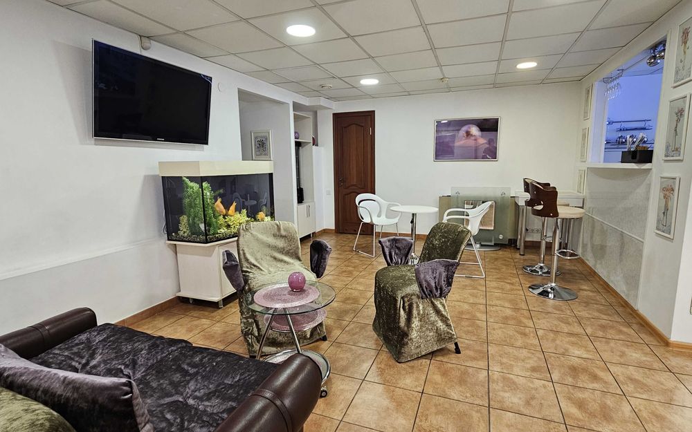 Гончара,28. Приміщення 42кв.м. під студію танцю або спортивну секцію.