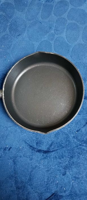 Sprzedam patelnia 20 a 24 cm średnica