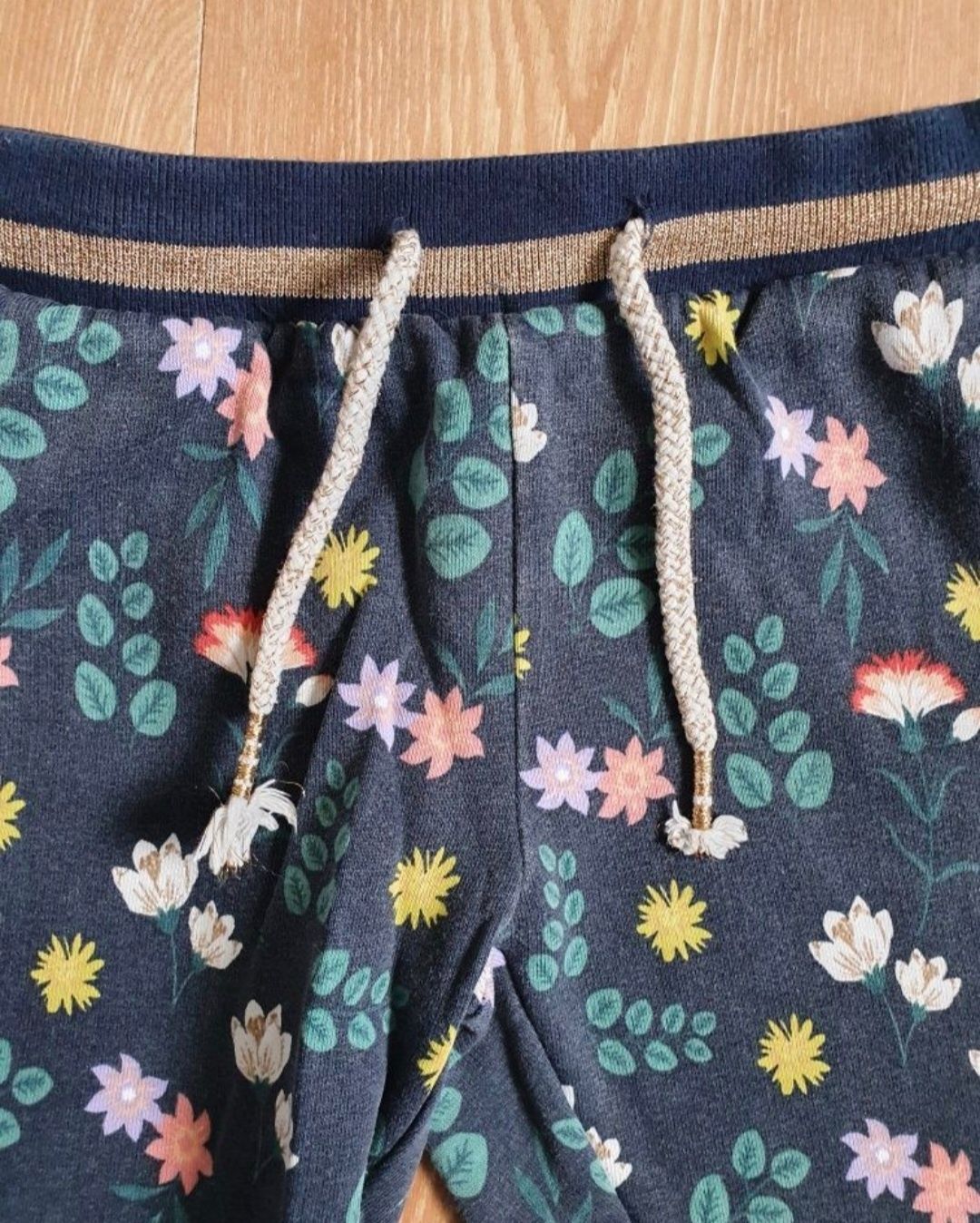 Spodnie dresowe dla dziewczynki r. 122/128 kwiaty