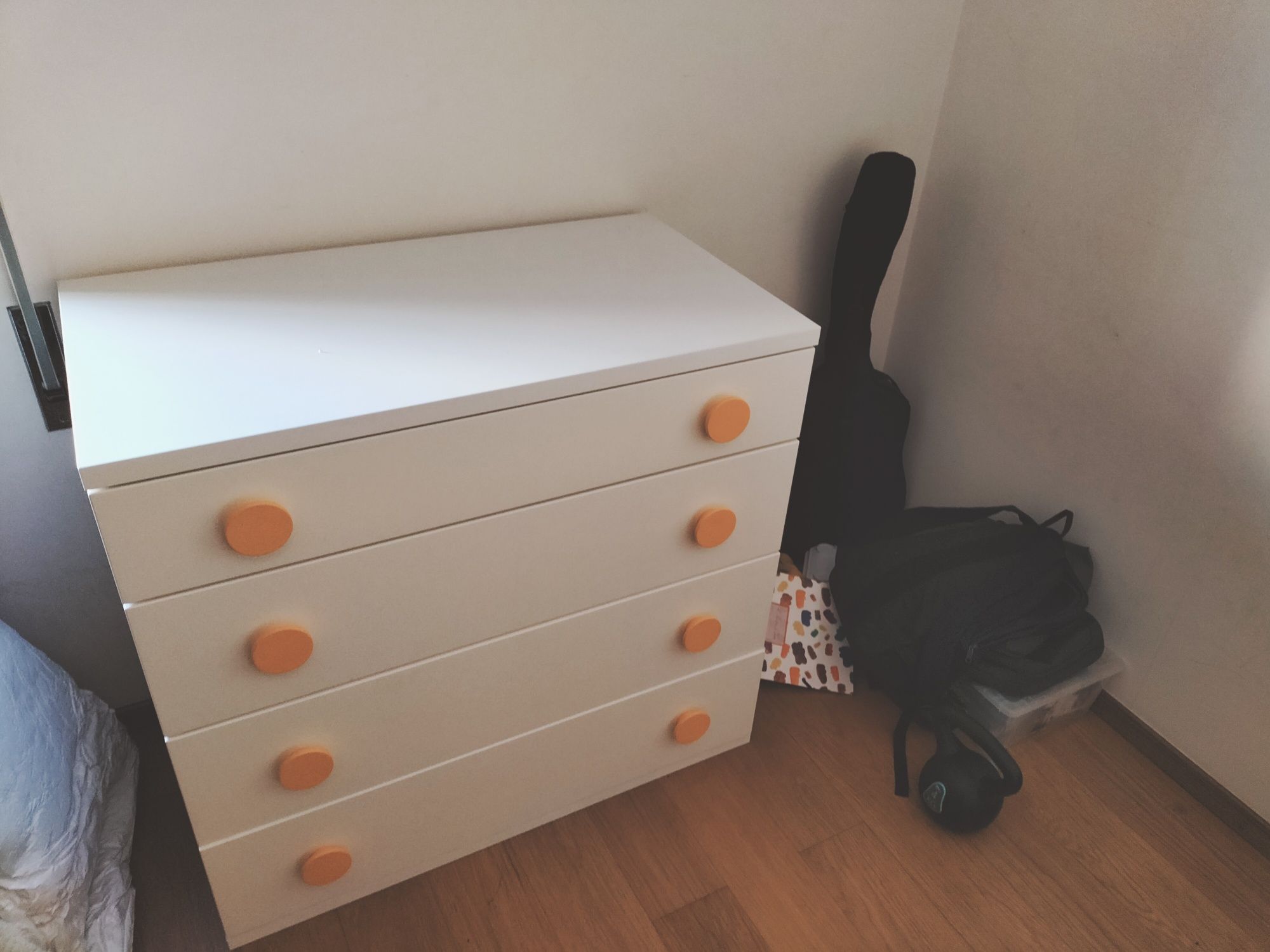 Cama, colchão, mesinha de cabeceira e 2 armários