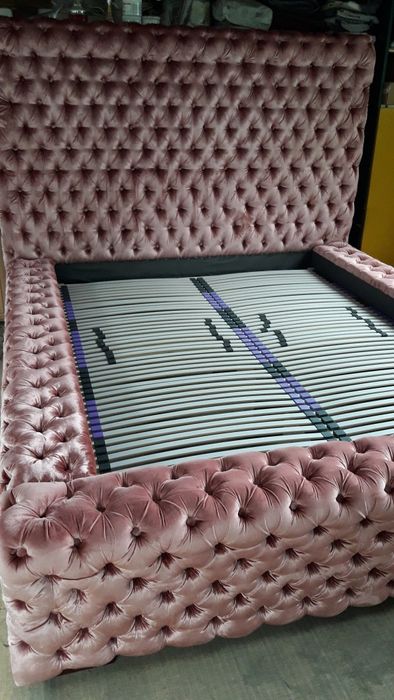 Piękne ogromne łoże sypialniane z materacem