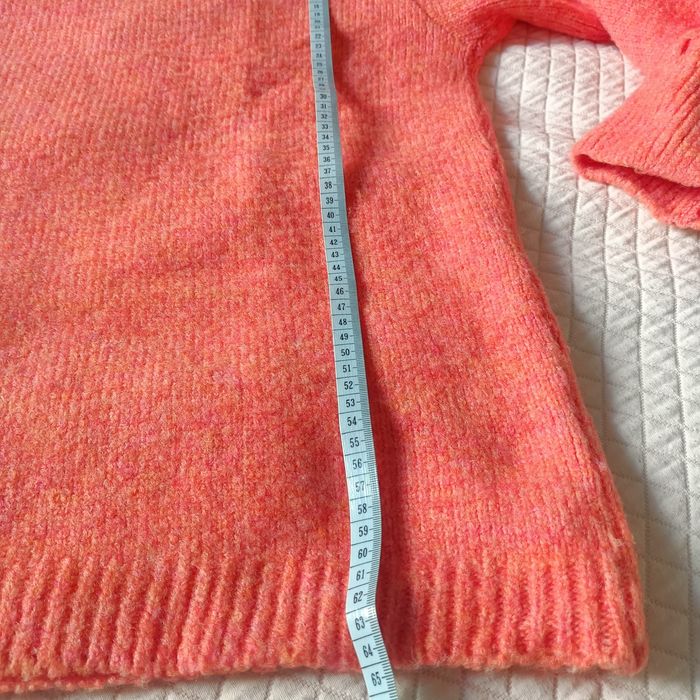 Sweter z plecionymi rękawami J&K