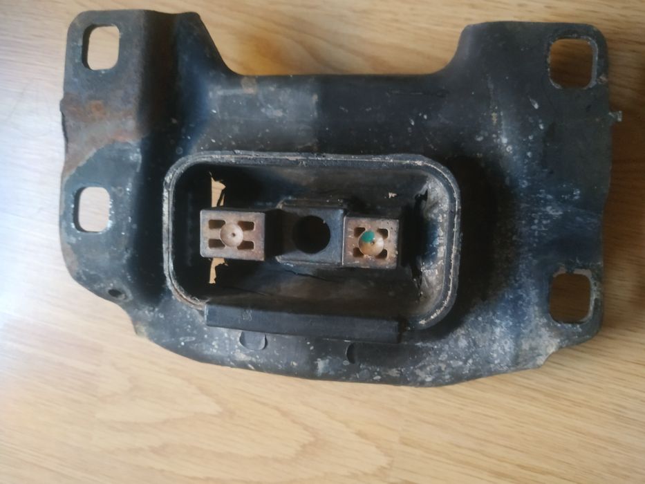 Ліва подушка двигуна під AV61-7M121-BC  ford focus usa 16