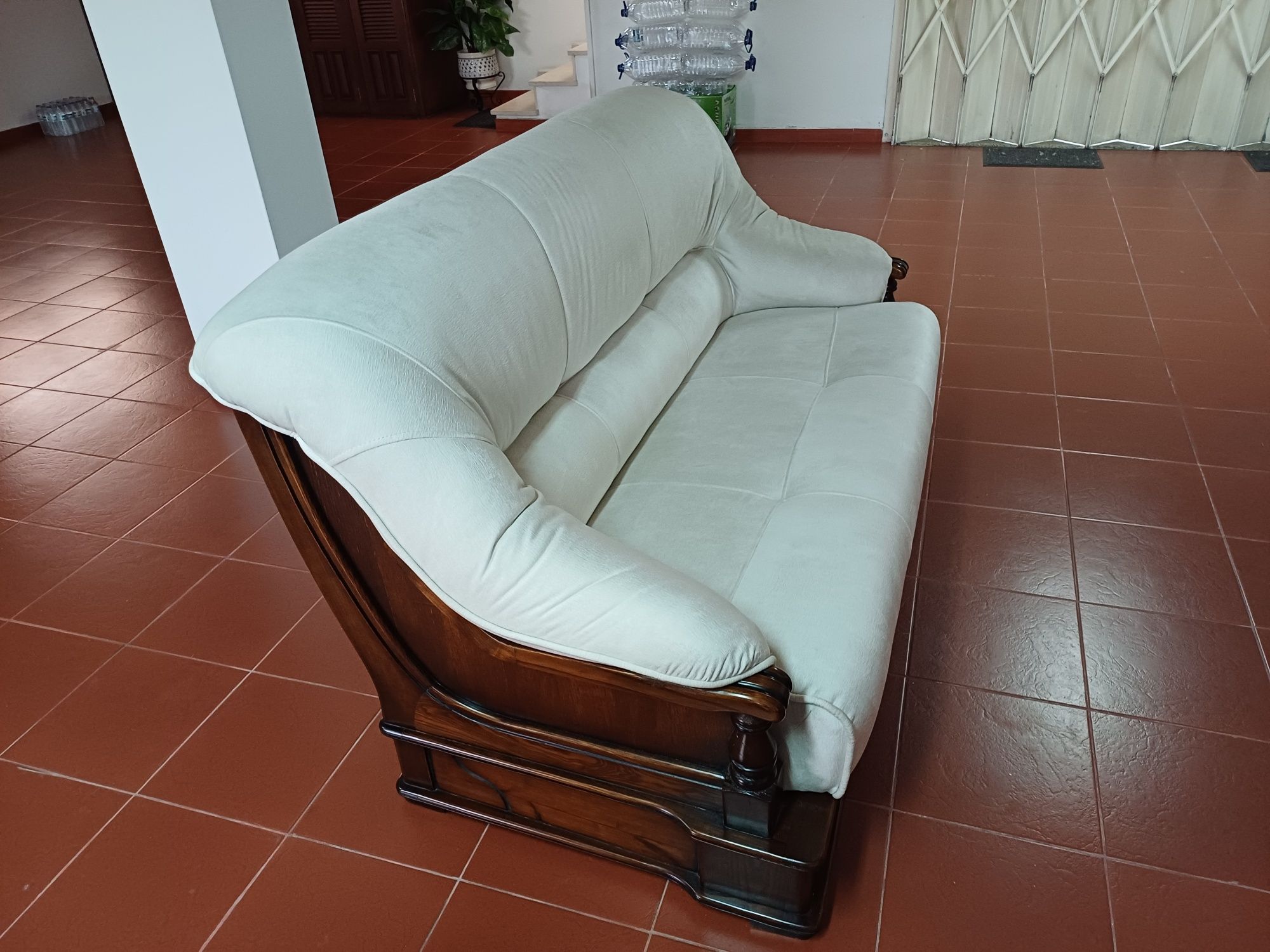 Sofá madei castanho estof p/ comb cadeira mesma cor.