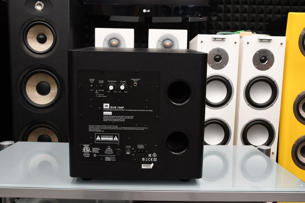 Mocny subwoofer aktywny JBL Arena Sub 100P do kina domowego i muzyki