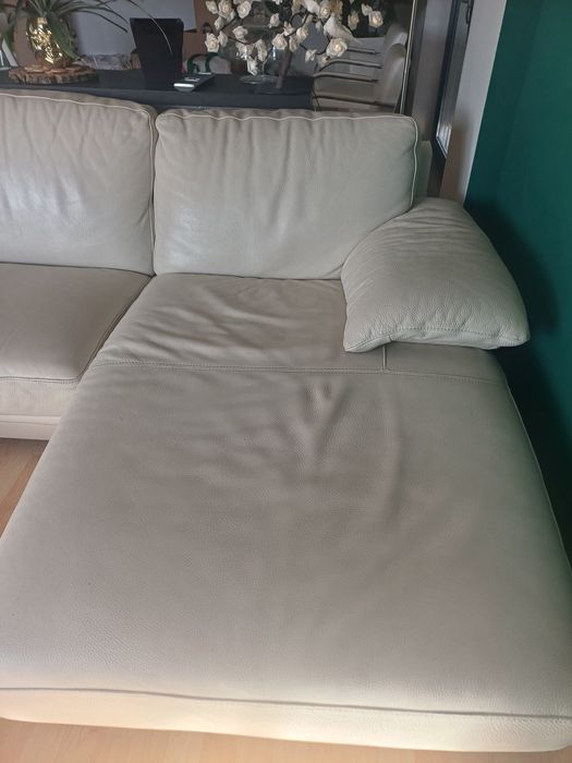 Sofa em pele branca  com ligeiras marcas de uso   3 lugares e chaiselo