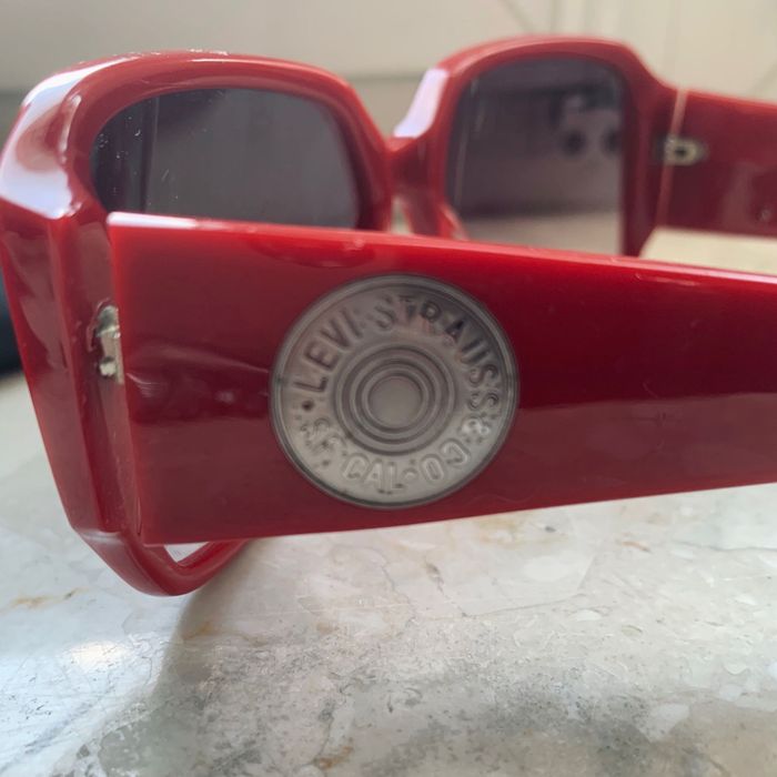 Okulary przeciwsłoneczne Levi’s czerwone z futerałem