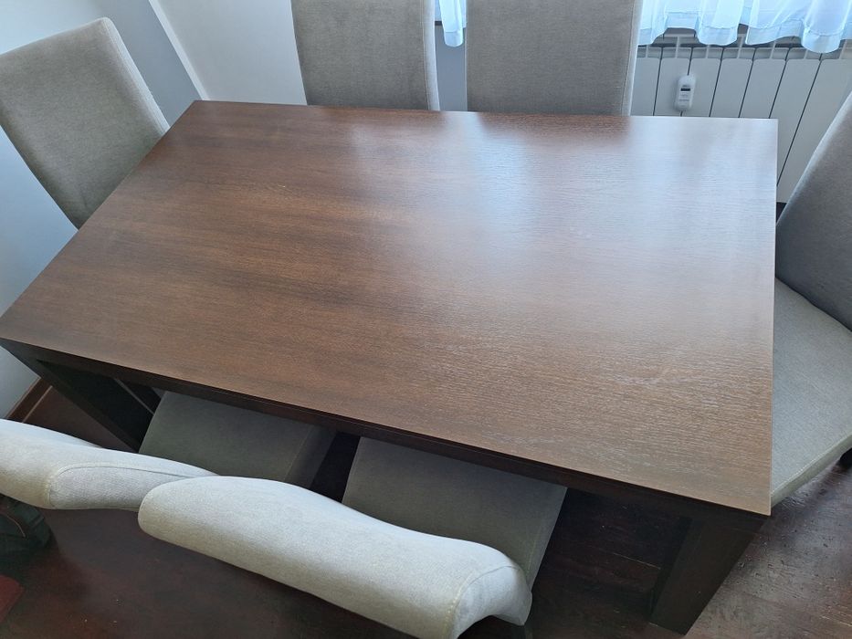 Duży masywny stół z krzesłami