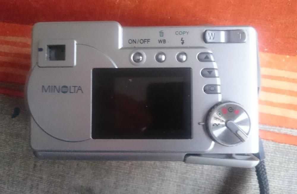 Konica Minolta DiMAGE E223 
a funcionar