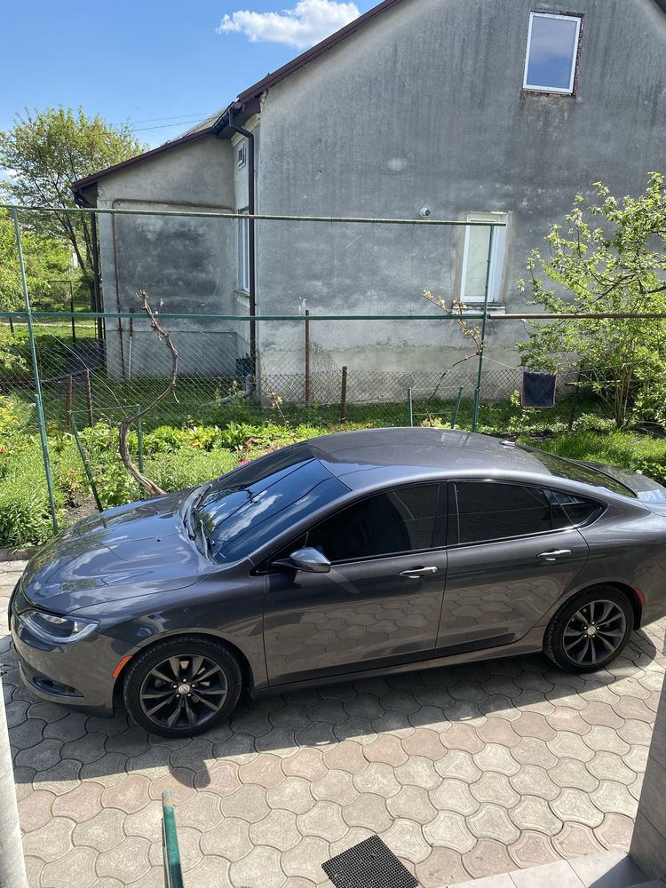 Chrysler 200   S