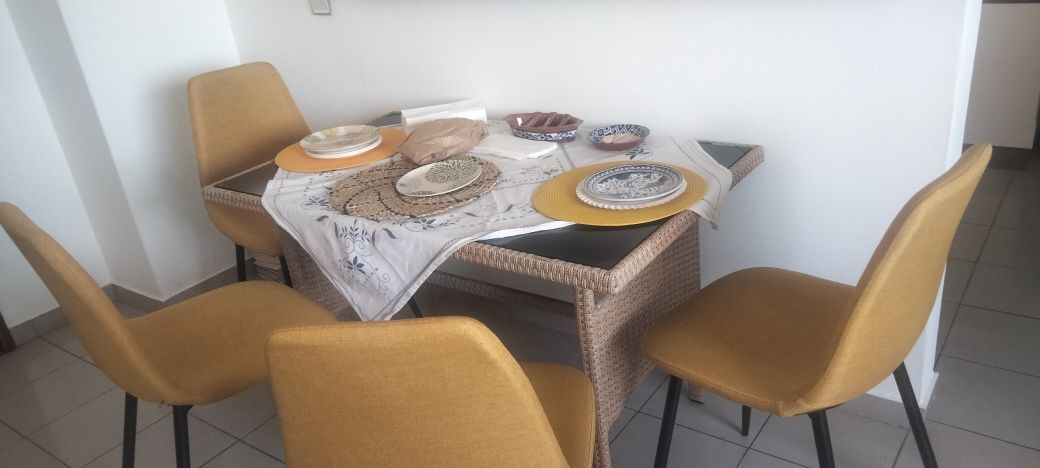 Conjunto mesa imitação vime + 4 cadeiras