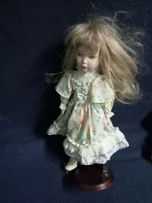 Nove bonecas 7 de porcelana e um não em bom estado