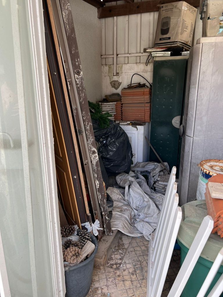 Boas, removemos entulho, madeiras, telhas, monos e outros