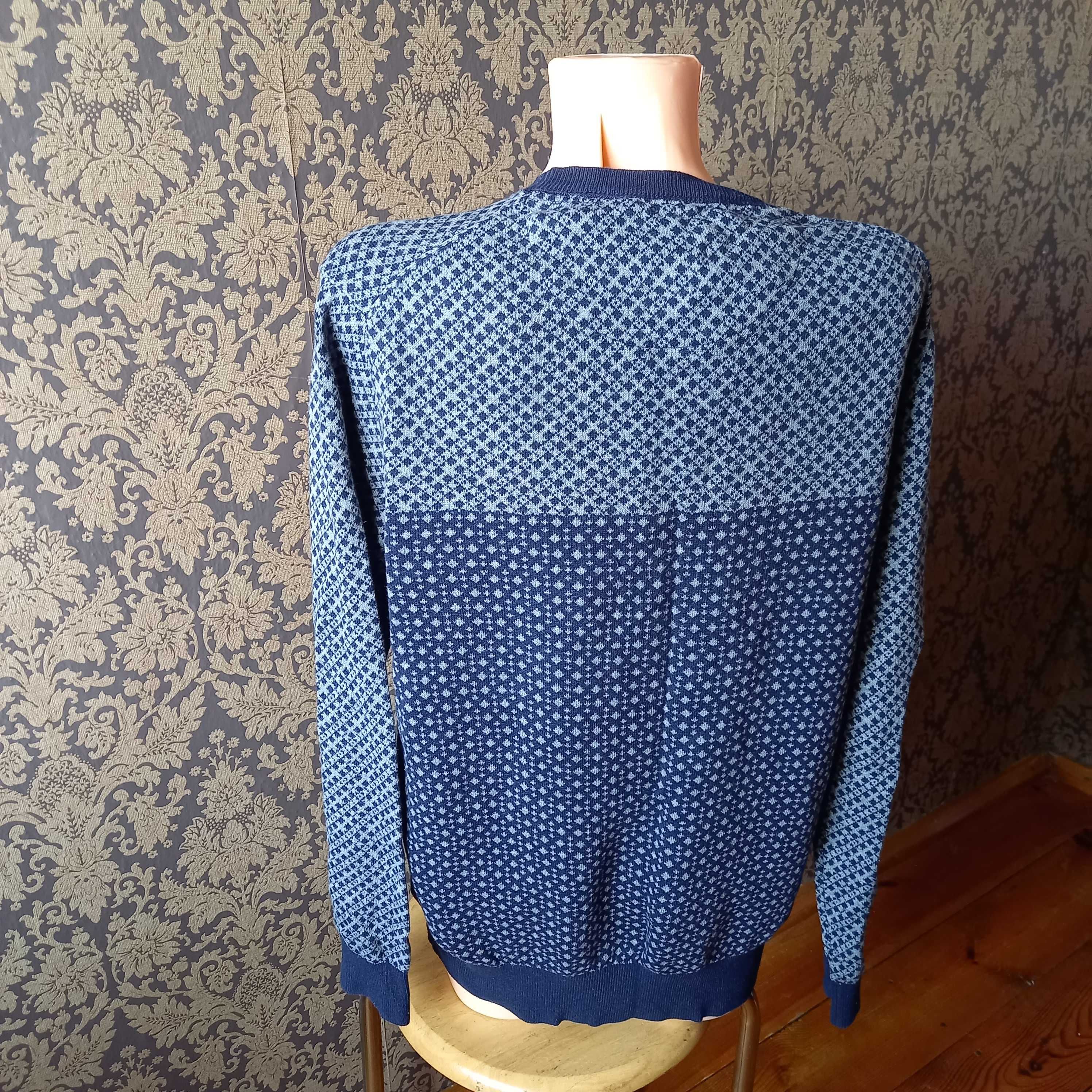 granatowy sweter we wzory