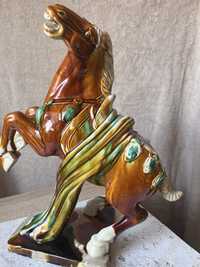 figurka ceramiczna koń