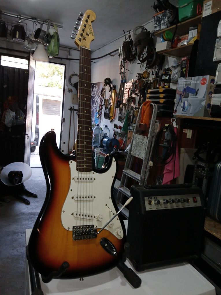 Guitarra elétrica com amplificador saco e tripé