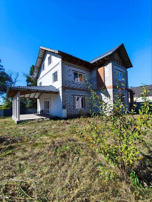 Продам двоповерховий будинок в коттеджному містечку.