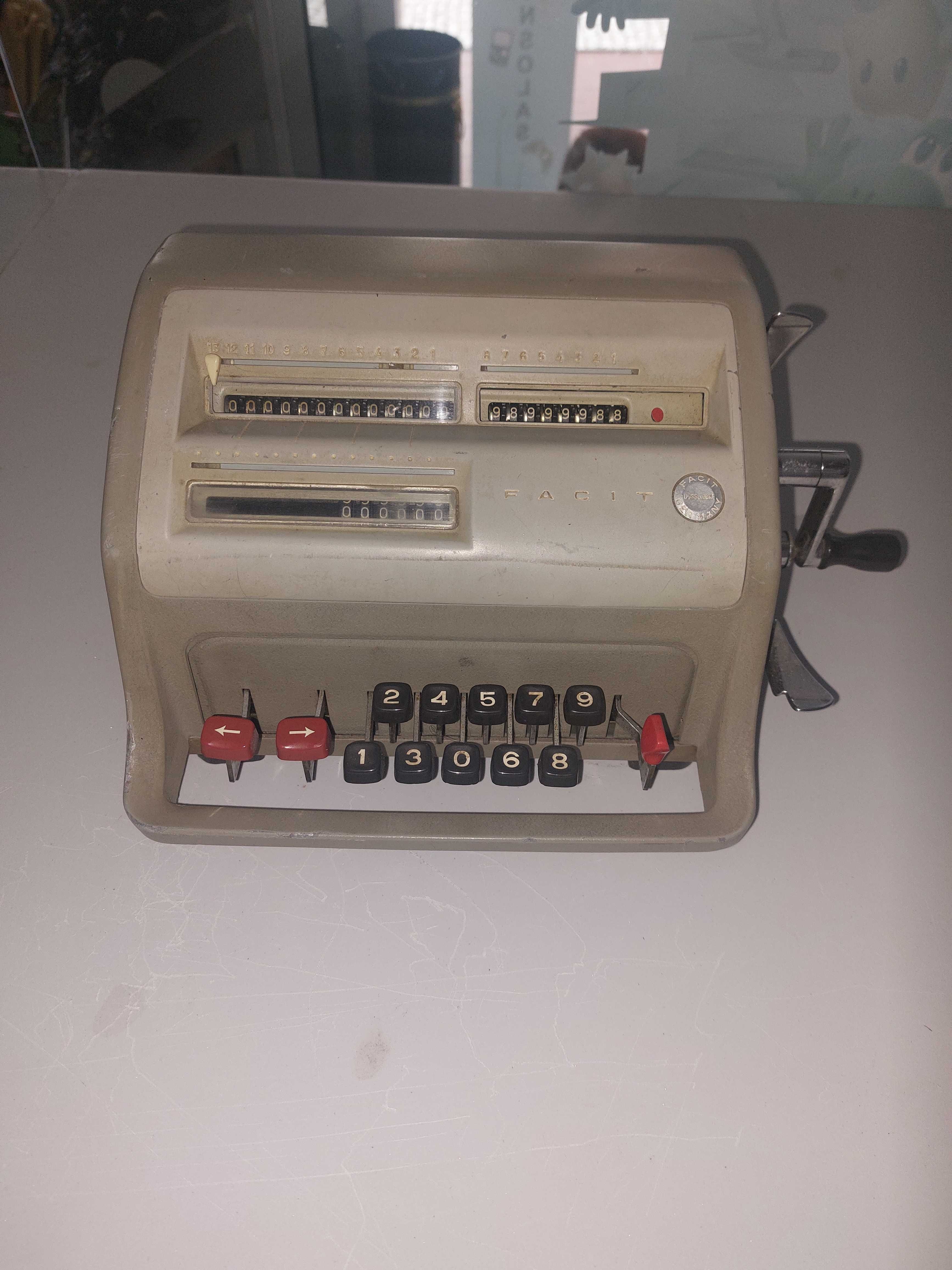 Maquina calculadora facit muito antiga