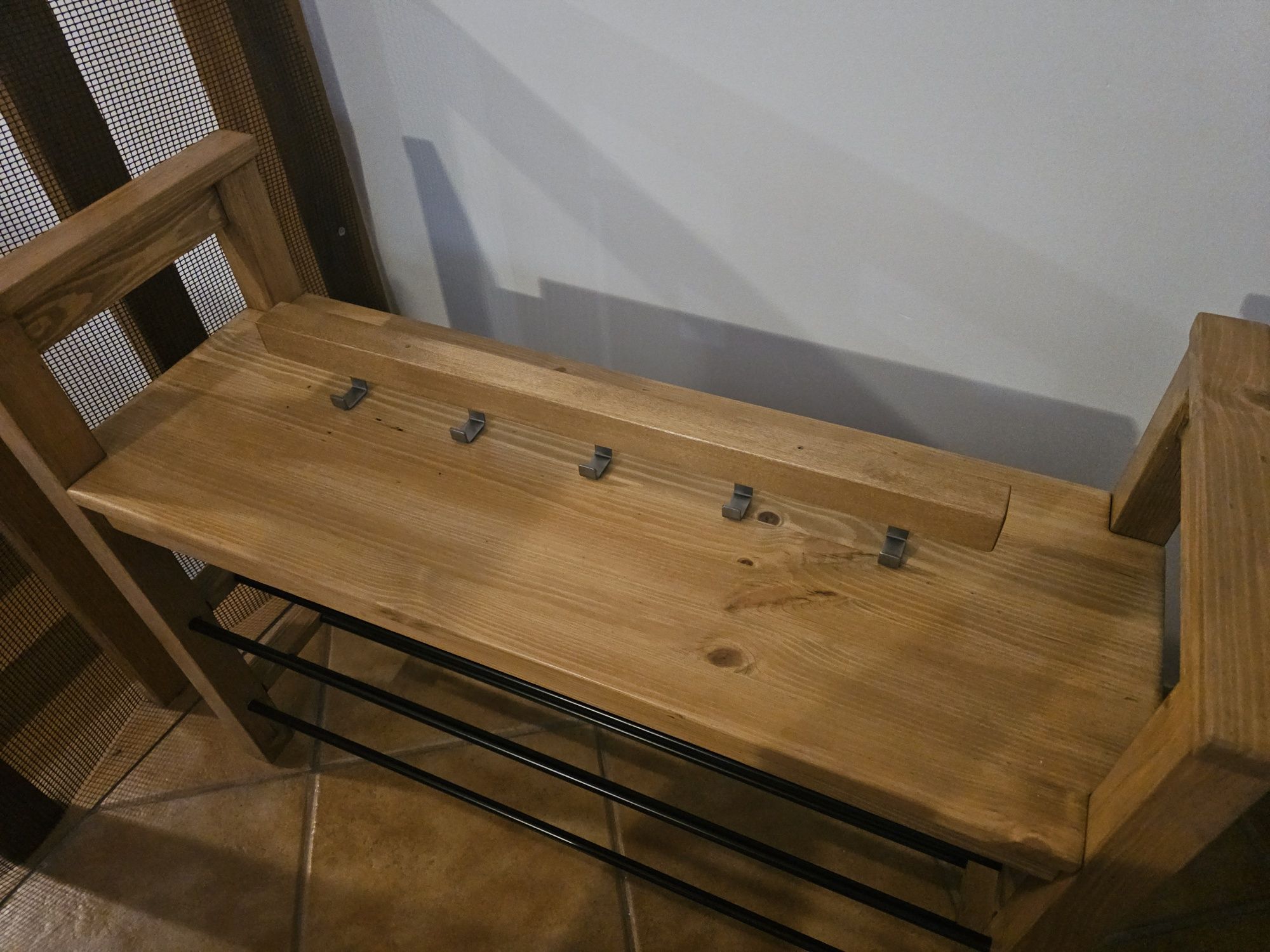 Banco IKEA HEMNES com sapateira e cabide de parede