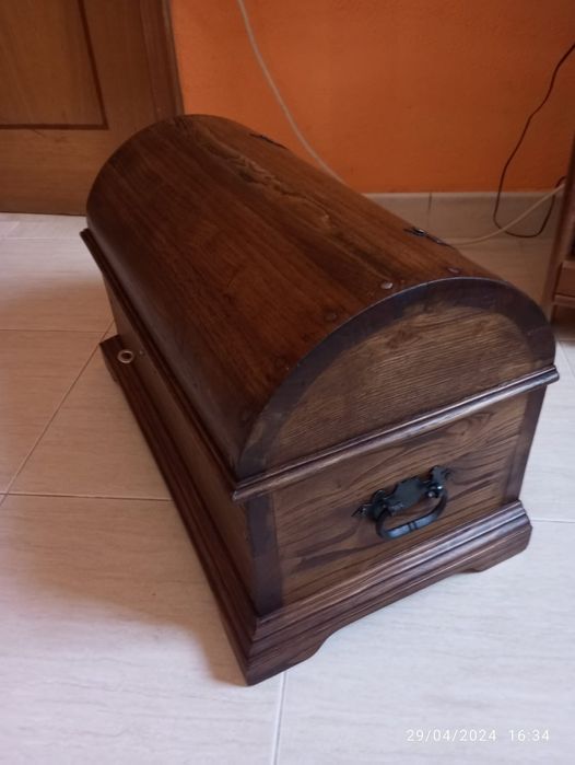 Baú restaurado em madeira maciça