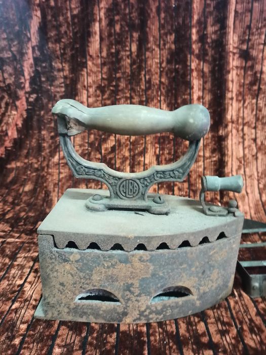 Ferro de engomar antigo a carvão