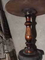 Stolik drewniany z rzeźbioną nogą