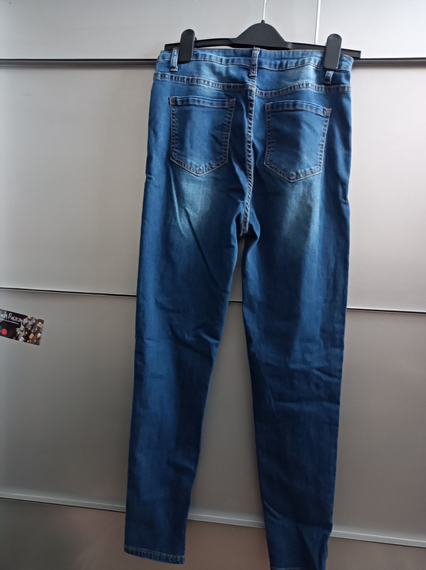 Spodnie jeansowe rurki przecierane niebieskie