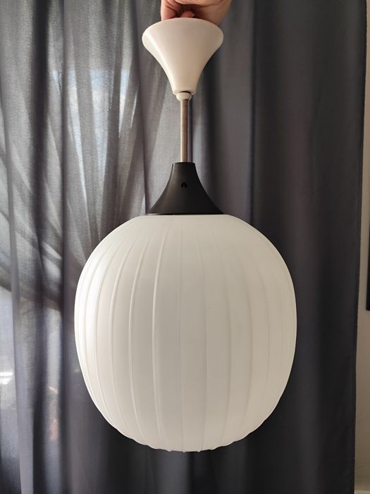 Stylowa lampa ze szklanym mlecznym kloszem z lat 90-tych.