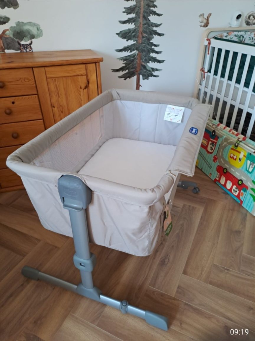 Chicco Next2Me Essential Dune łóżeczko dostawne moskitiera