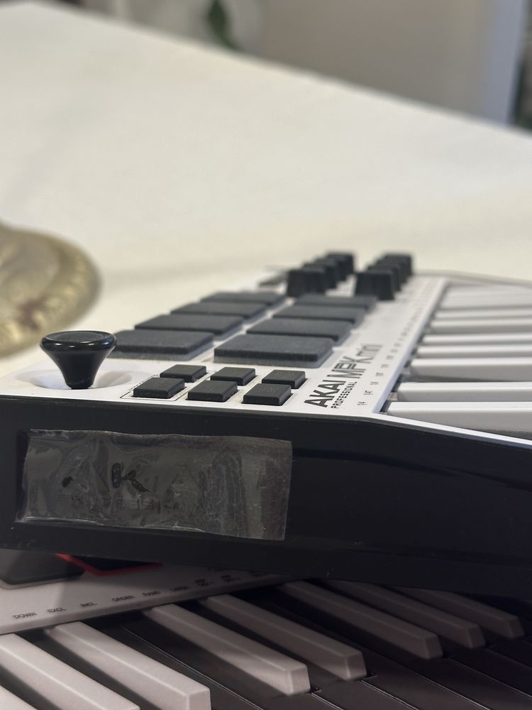 AKAI MPK Mini - Edição Especial Branca