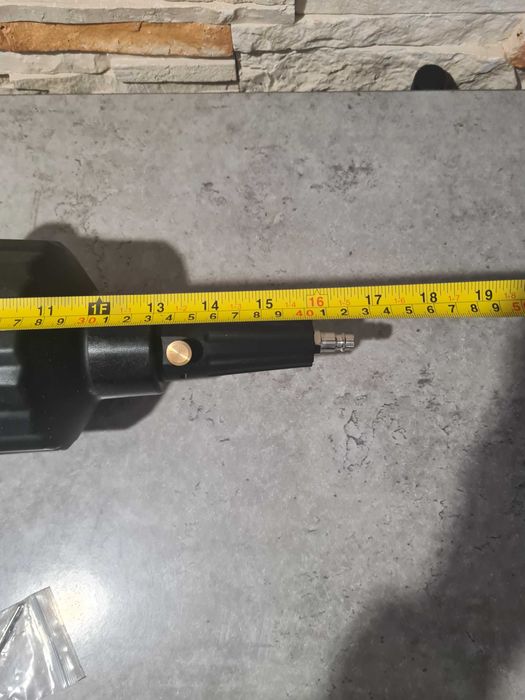 Uniwersalne pneumatyczne narzędzie do montażu osłon przegubów