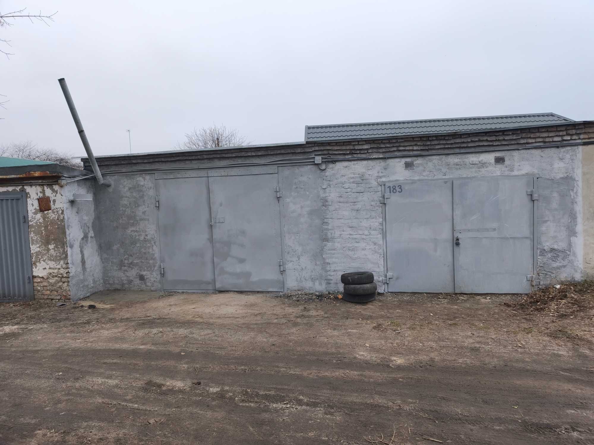 Гараж капітальний (р-н М'ясокомбінату), з високими ворітьми.