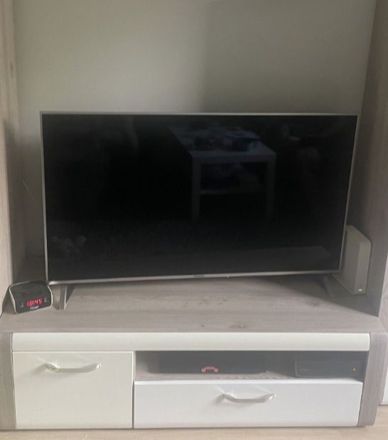 Półka pod telewizor