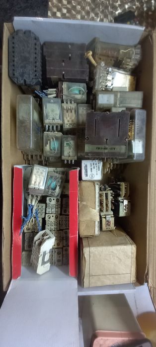 Реле электромагнитные разные 
Спрашивайте что интересует.