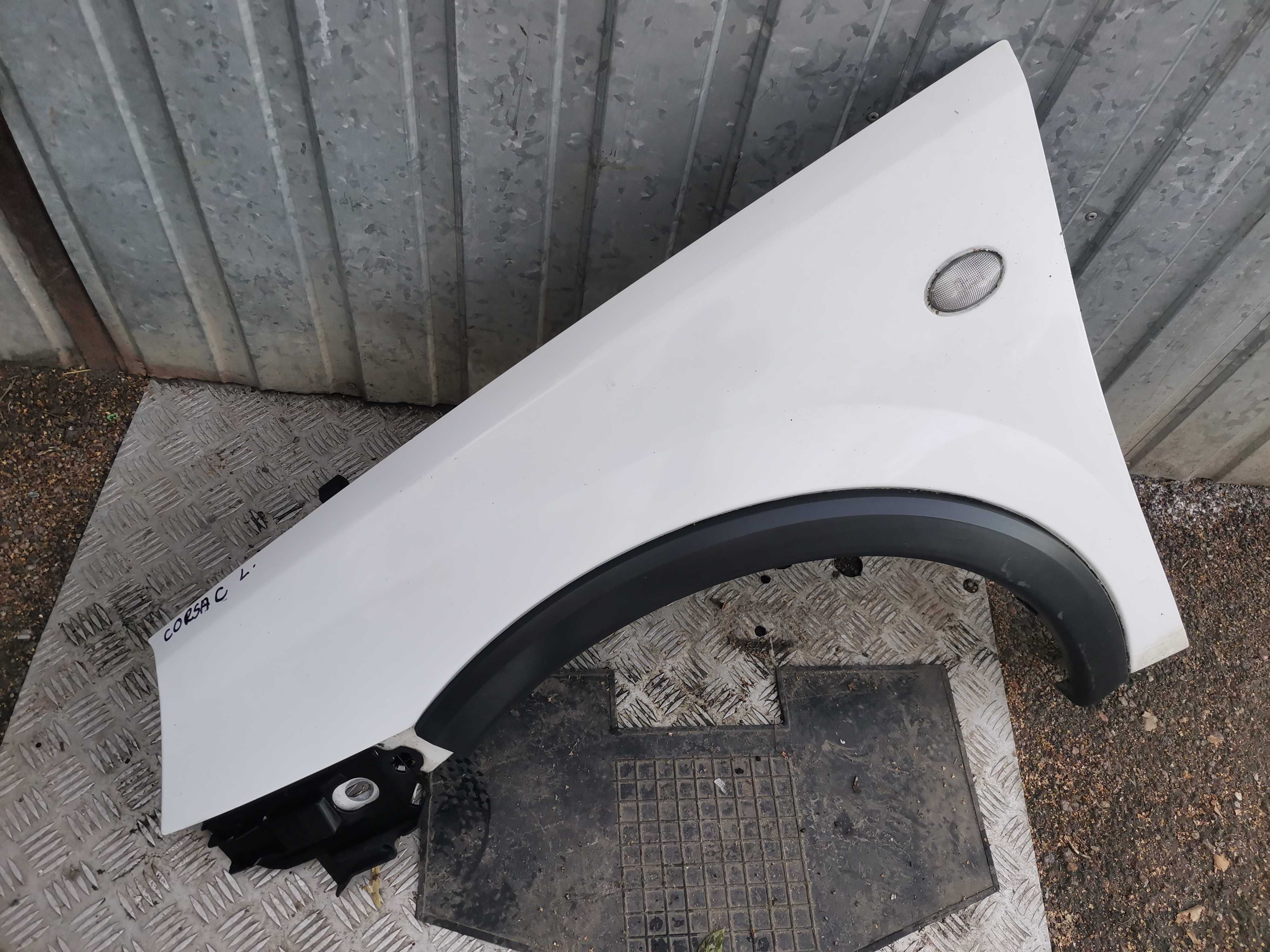 Opel Corsa C Błotnik lewy przód LP