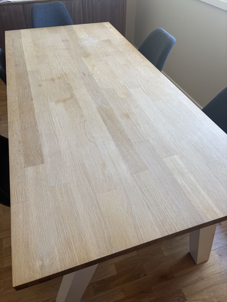 Mesa de jantar em madeira