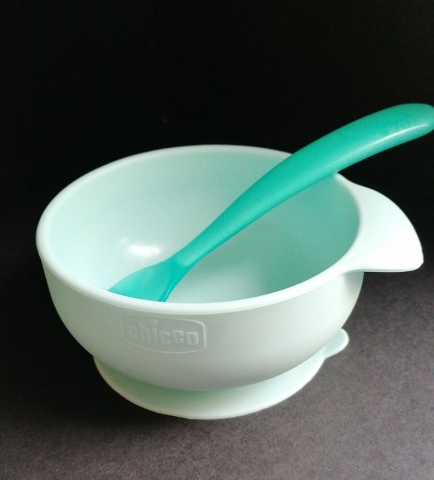 Conjunto da Chicco composto por taça com ventosa e colher em silicone.