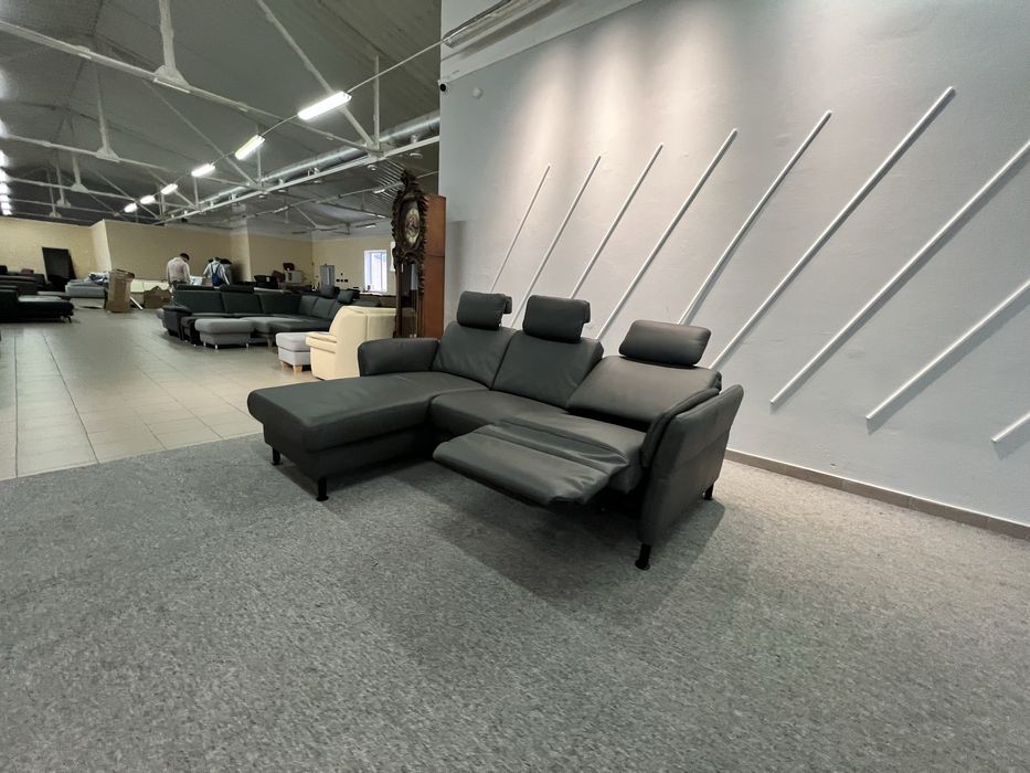 Виставковий стан новий шкіряний диван реклайнер з нішею кутовий сірий