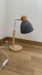 Lampa drewniana na biurko