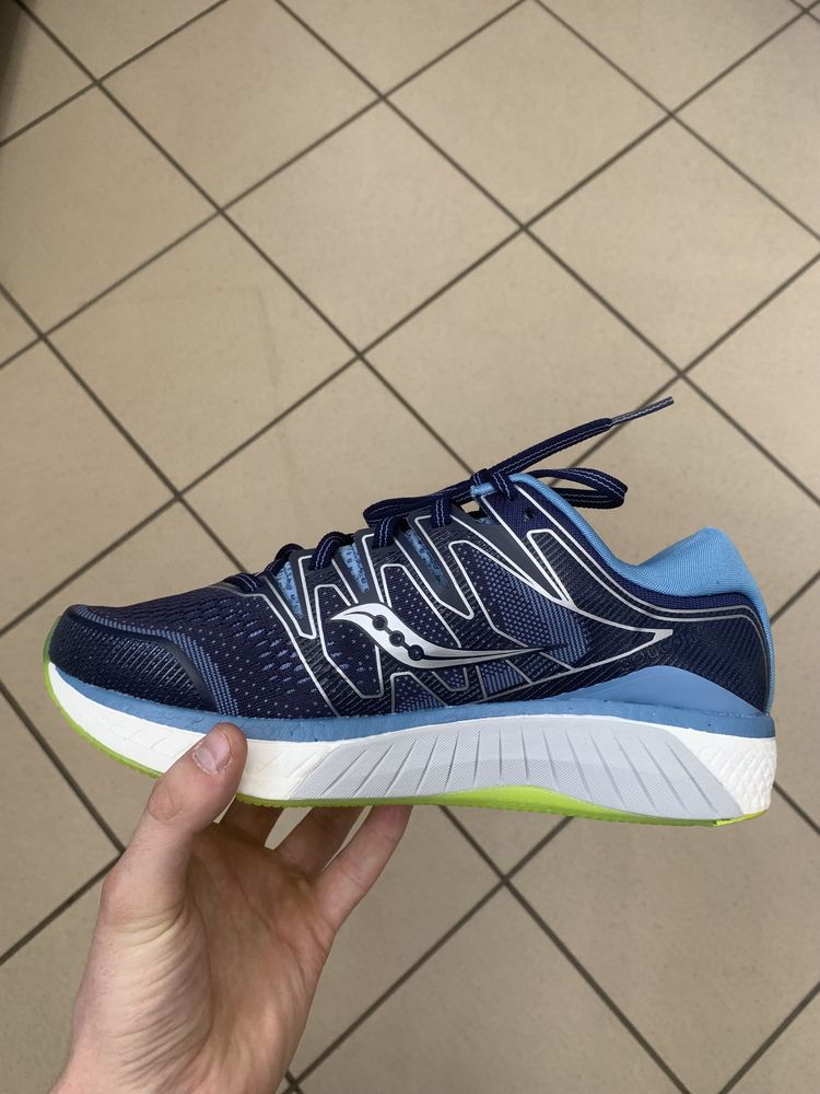 Нові кросівки Saucony Hurricane ISO 5