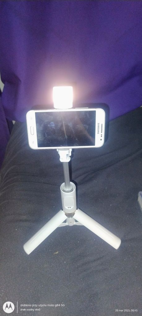 Kijek, stick 1m wysuwany do robienia selfie, posiada lampe LED pilot