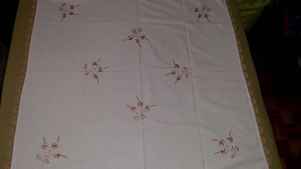 Toalha de mesa bordada à mão em ponto cruz