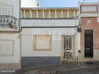 Moradia T3, para remodelar, no centro da Fuseta, Algarve