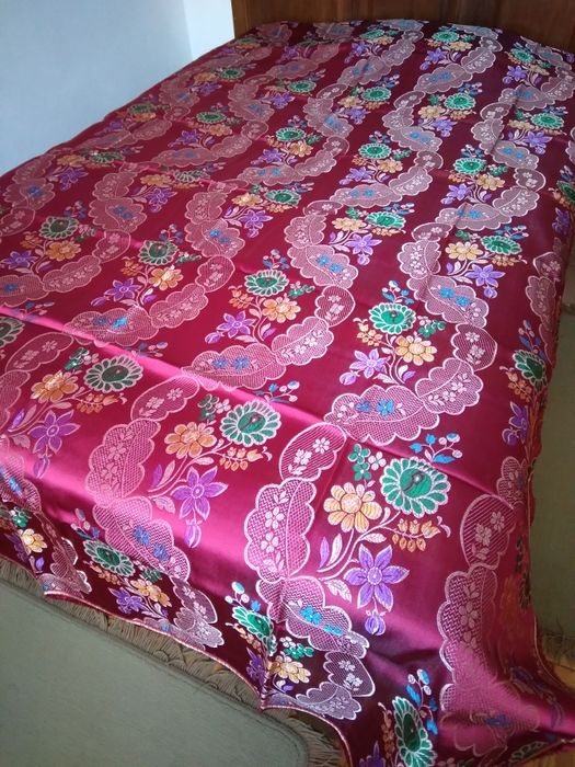 Colcha antiga com ramagens coloridas