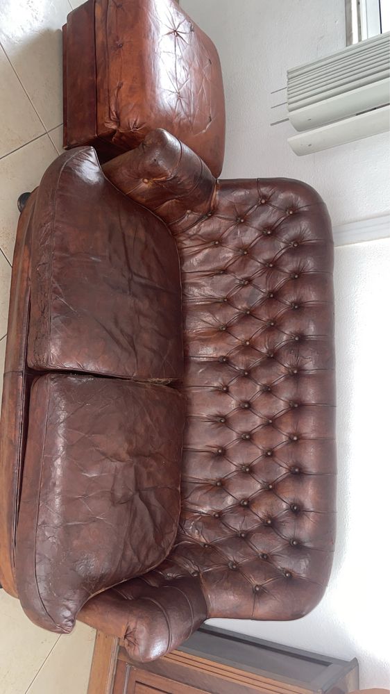 sofá Chesterfield em couro genuino