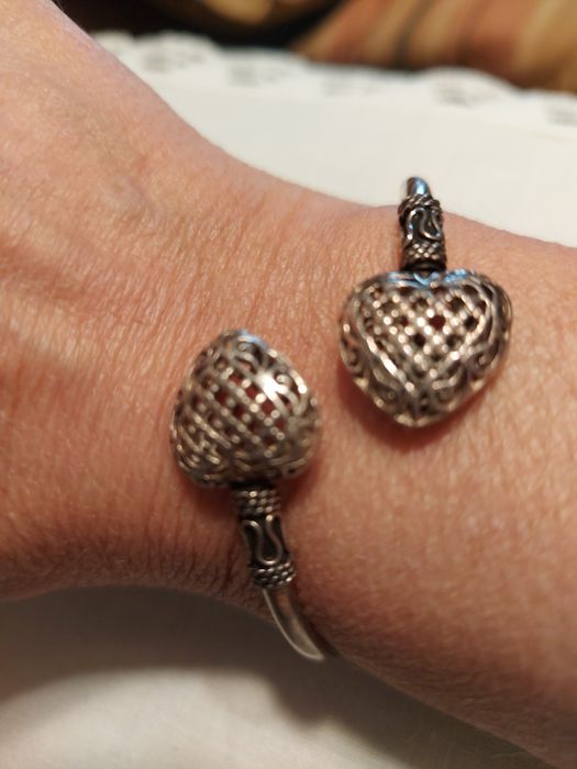 Pulseira elegante c/ corações rendilhados.