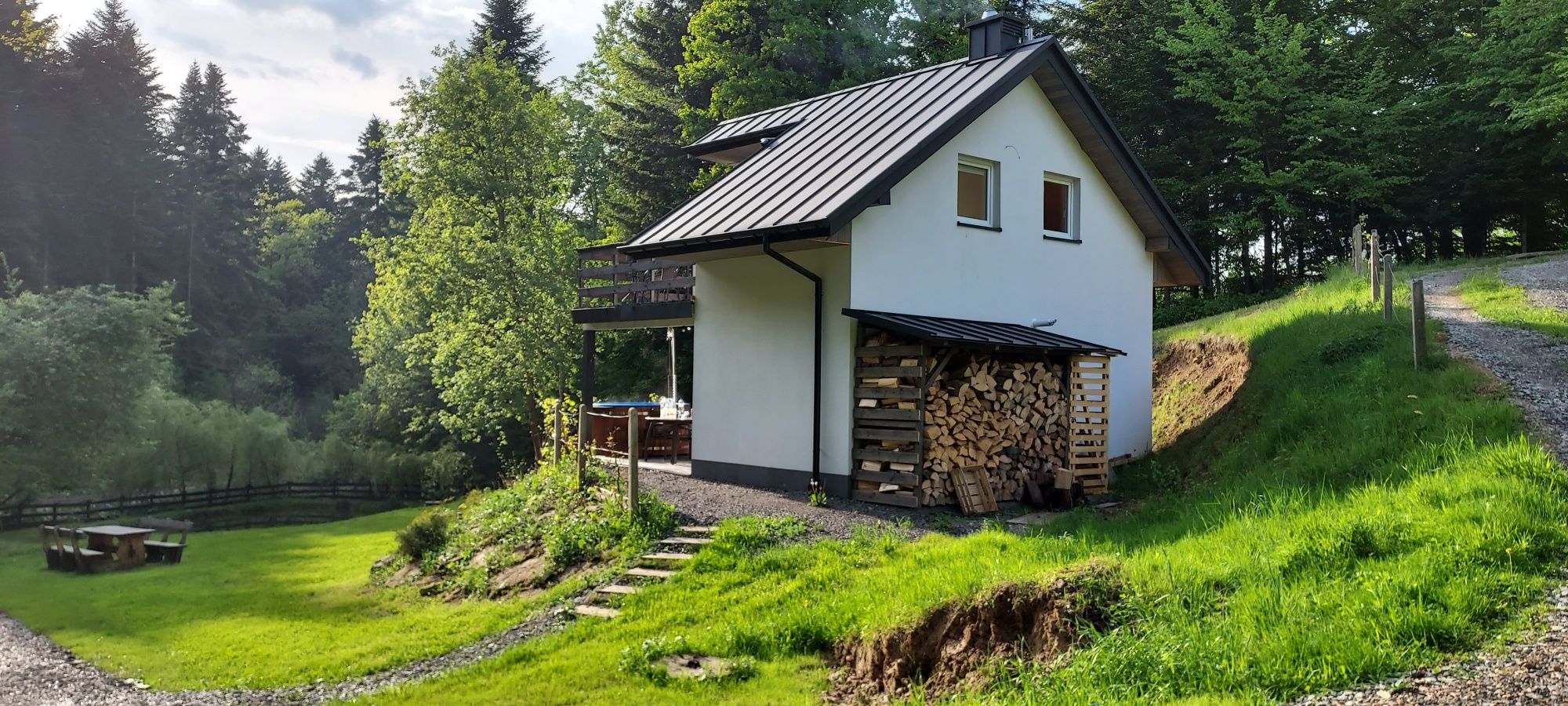 domek całoroczny na leśnej polanie z balią