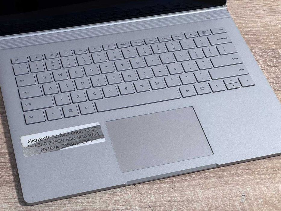 Surface Book • i5 • Nvidia 1Gb • 8GB RAM • 256GB SSD • Win 11 Pro •